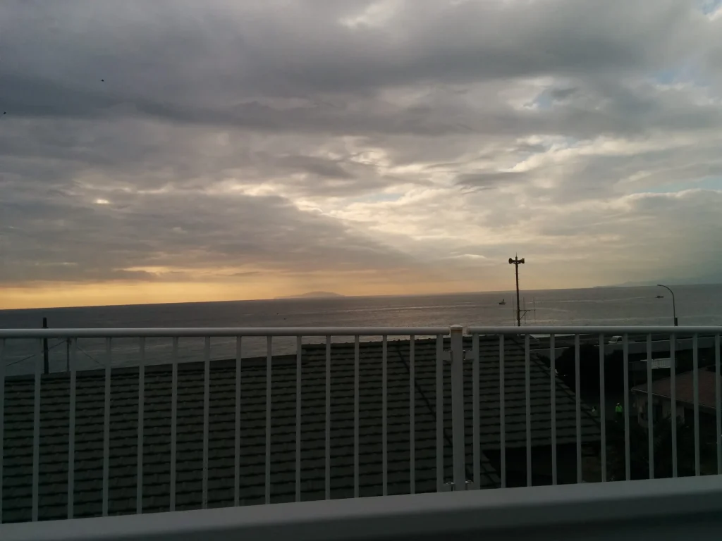 作業に伺った建物のベランダから見える夕暮れの海と空の景色