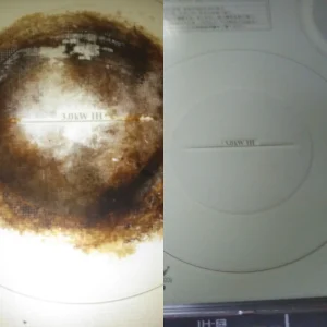 レンジフードのフィルターを洗剤液に浸け置きし、換気扇モーター内部も清掃している様子です。