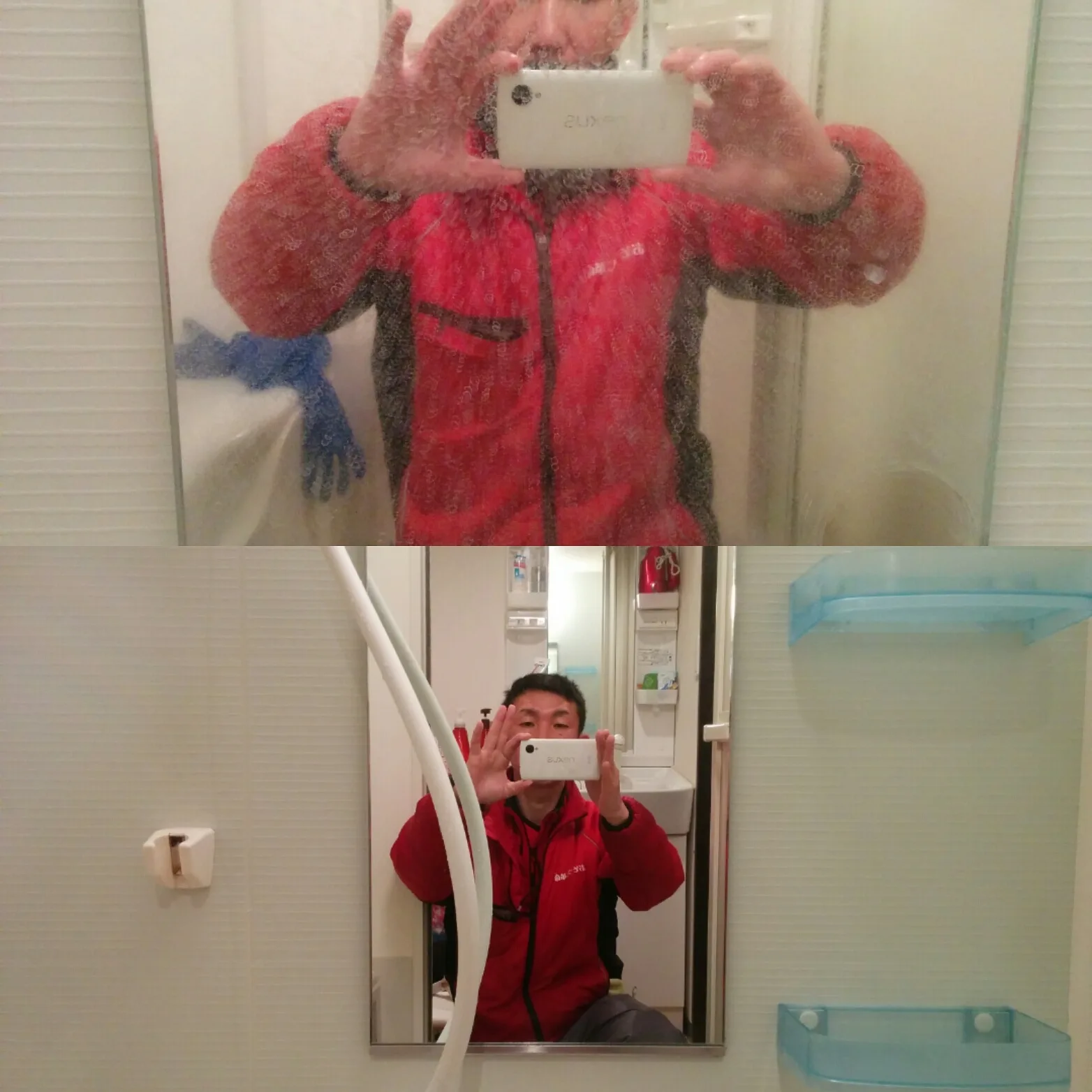 赤い作業用レインコートを着た作業スタッフが洗面所の鏡越しにスマートフォンで自撮りしている写真