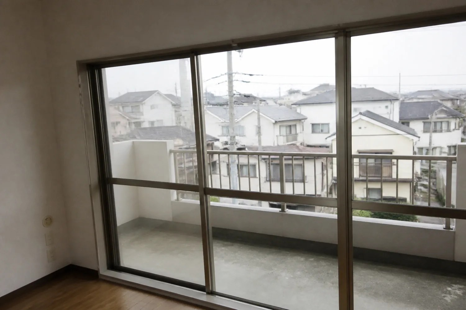 空室クリーニングを行う退去後の部屋の大きな掃き出し窓とバルコニー